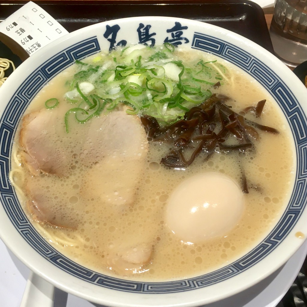 ユーザーが投稿した煮玉子豚骨ラーメンの写真 - 実際訪問したユーザーが直接撮影して投稿した池辺町ラーメン / つけ麺名島亭 ららぽーと横浜店の写真