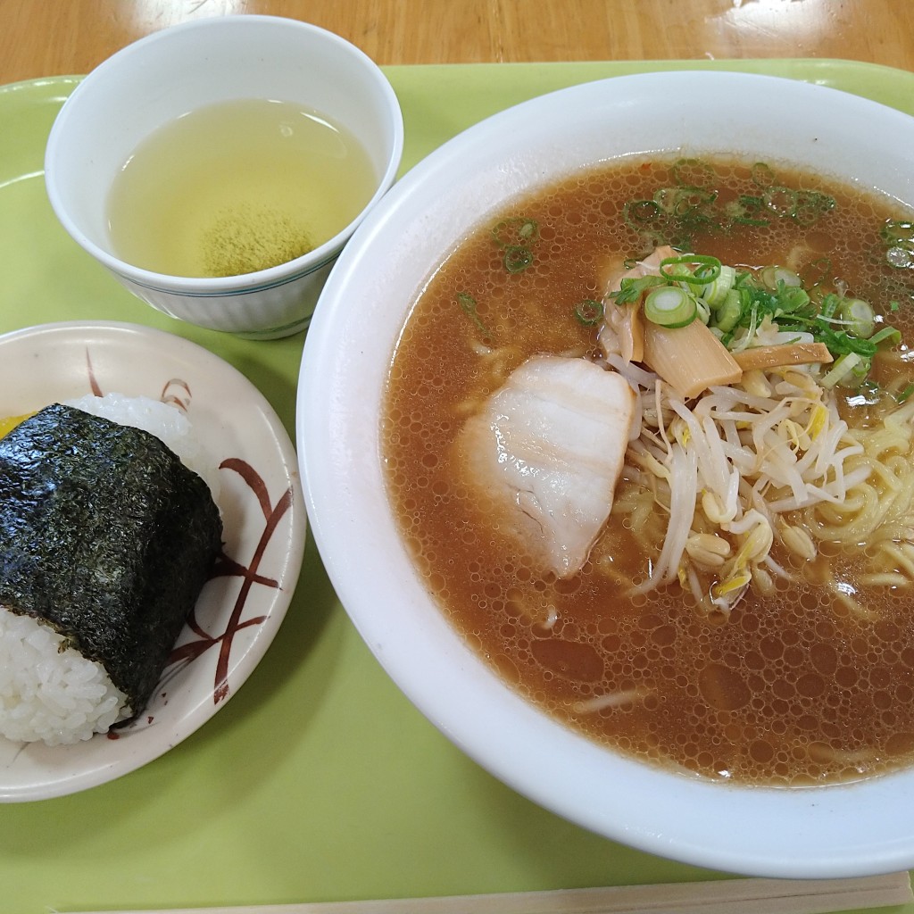 ユーザーが投稿した醤油豚骨ラーメン おむすびの写真 - 実際訪問したユーザーが直接撮影して投稿した西中央定食屋呉庁舎食堂の写真