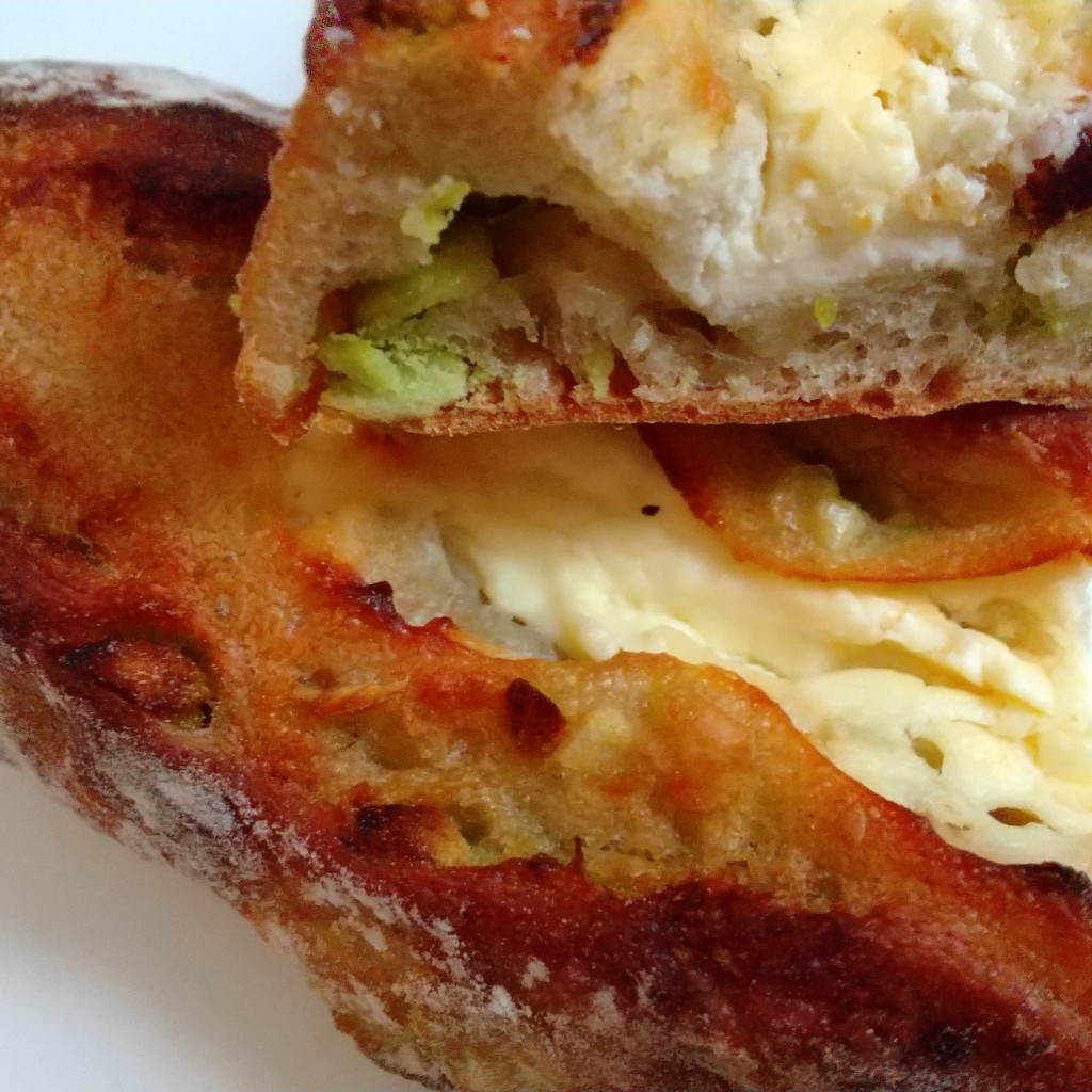ユーザーが投稿した空豆とカマンベールチーズのパンの写真 - 実際訪問したユーザーが直接撮影して投稿した水江ベーカリーPrimeの写真