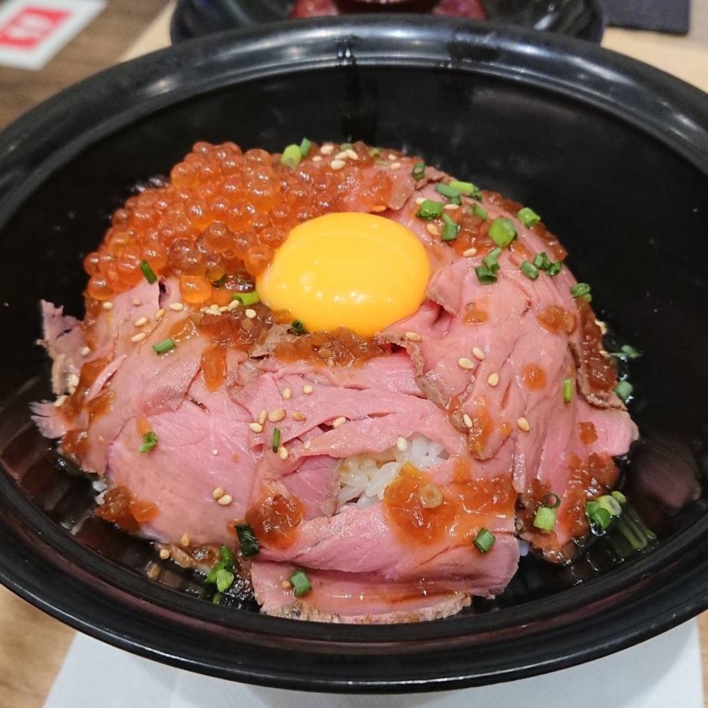 ユーザーが投稿した限 ローストビーフ丼定食の写真 - 実際訪問したユーザーが直接撮影して投稿したみなとみらい肉料理よしみグリル 横浜店の写真