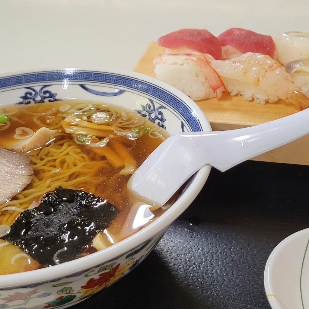 ユーザーが投稿した勢登鮨ラーメンセットの写真 - 実際訪問したユーザーが直接撮影して投稿した河原木寿司勢登鮨 八食センター支店の写真