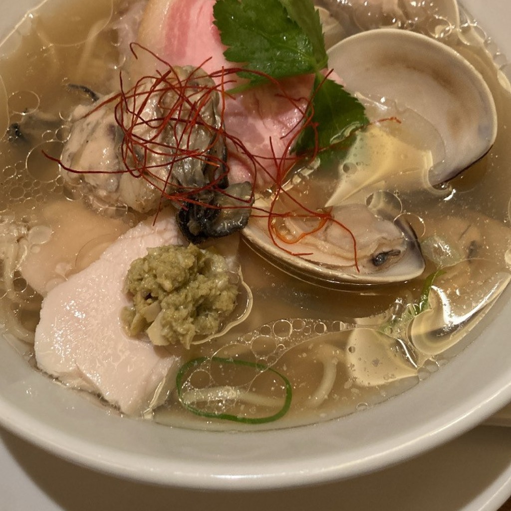 ユーザーが投稿した牡蠣とハマグリの塩そばの写真 - 実際訪問したユーザーが直接撮影して投稿した梅田ラーメン / つけ麺銀座 篝 ルクア大阪店の写真
