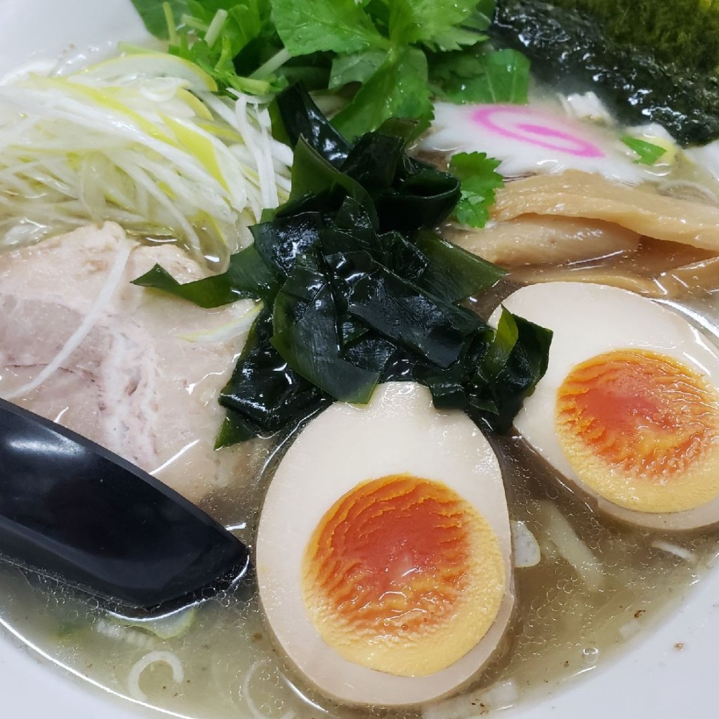 ユーザーが投稿したゆず塩ラーメンの写真 - 実際訪問したユーザーが直接撮影して投稿したしらとり台ラーメン / つけ麺麺屋 小林の写真