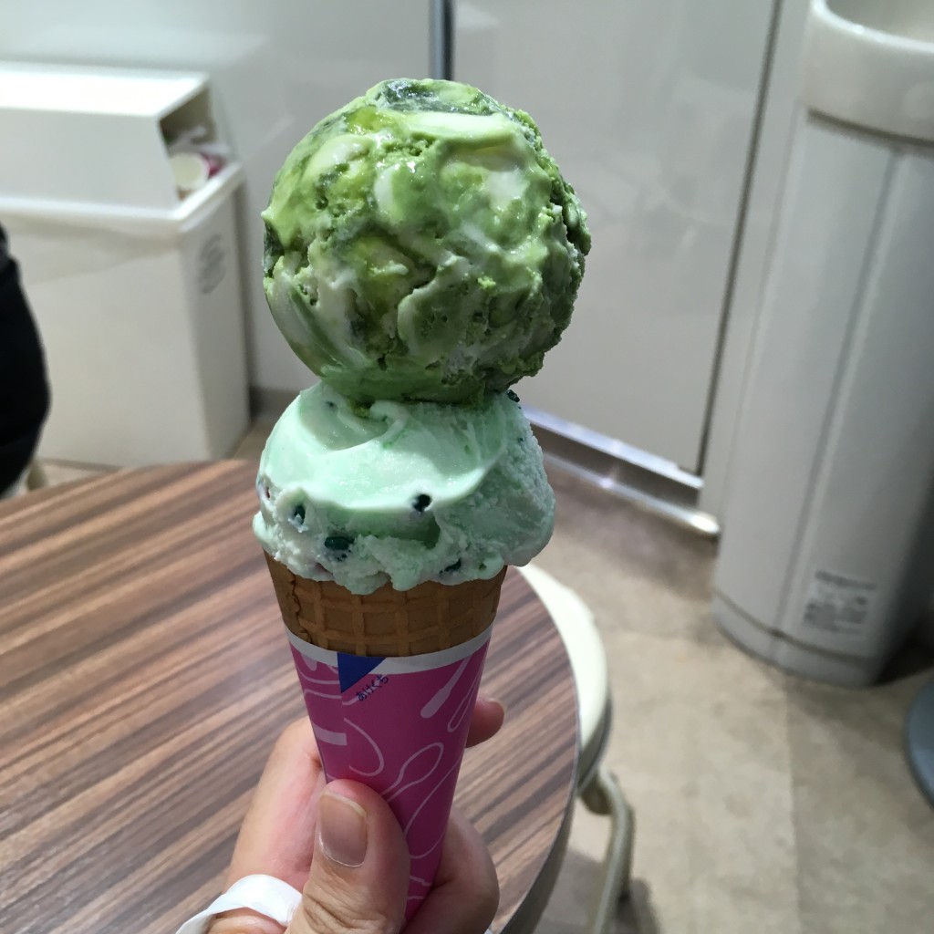 ユーザーが投稿したスモールダブルコーンの写真 - 実際訪問したユーザーが直接撮影して投稿した上荻アイスクリームサーティワン 荻窪タウンセブン店の写真