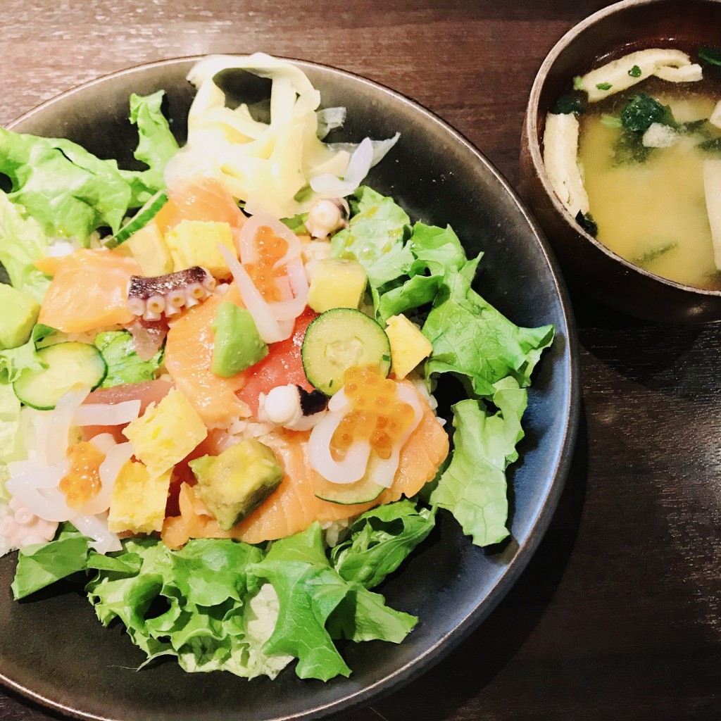 ユーザーが投稿したアボカドと海鮮のちらし寿司の写真 - 実際訪問したユーザーが直接撮影して投稿した南幸カフェkawara 横浜店の写真