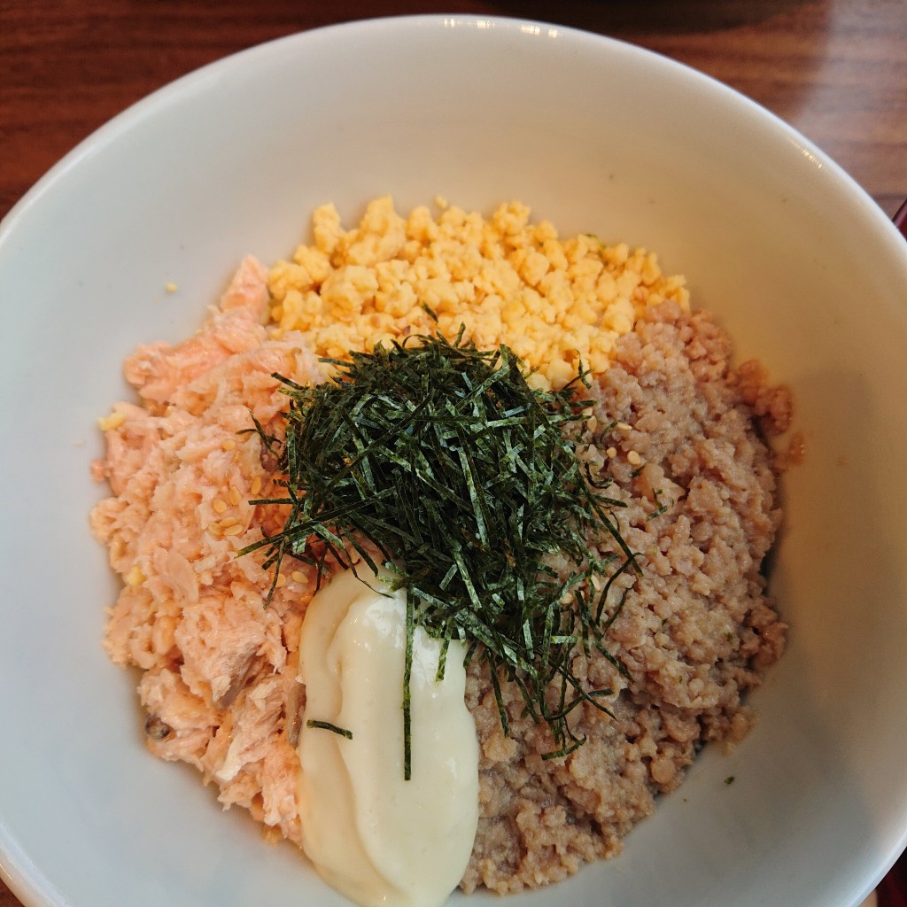ユーザーが投稿した鮭そぼろたまご三色丼の写真 - 実際訪問したユーザーが直接撮影して投稿した渋谷和食 / 日本料理圓 弁柄の写真