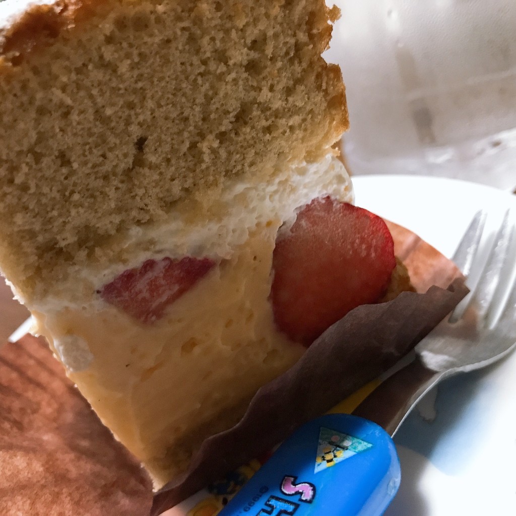 ユーザーが投稿した苺と紅茶のケーキの写真 - 実際訪問したユーザーが直接撮影して投稿した大豆田本町ケーキプティブランの写真