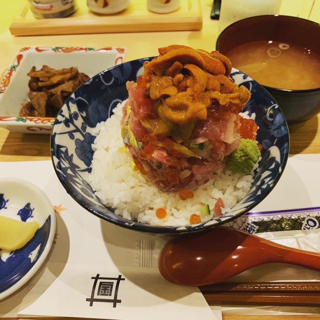 ユーザーが投稿した海鮮丼(上)の写真 - 実際訪問したユーザーが直接撮影して投稿した登戸居酒屋金井商店の写真