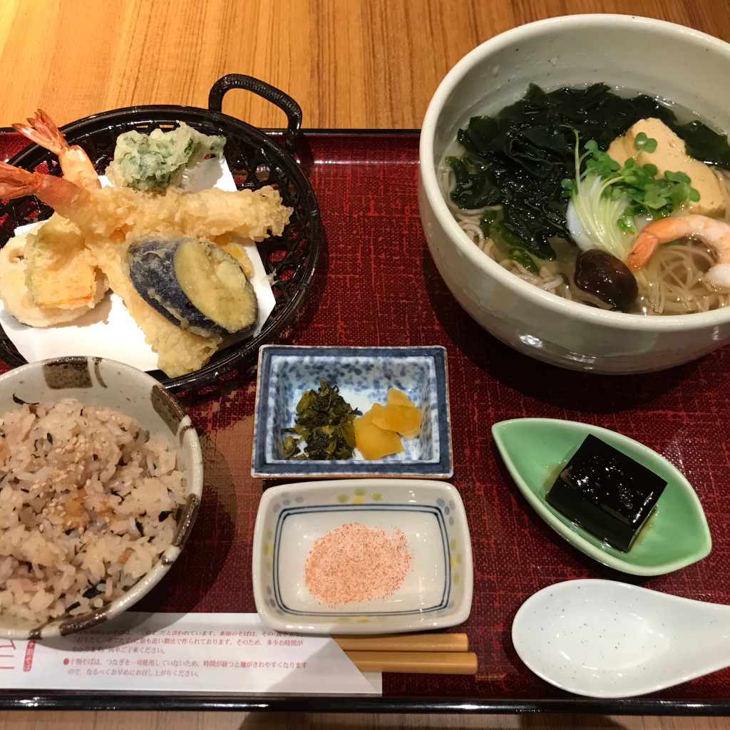 ユーザーが投稿した天ぷらと五目そばのセットの写真 - 実際訪問したユーザーが直接撮影して投稿した茂里町そば十割そば素屋 ココウォーク店の写真