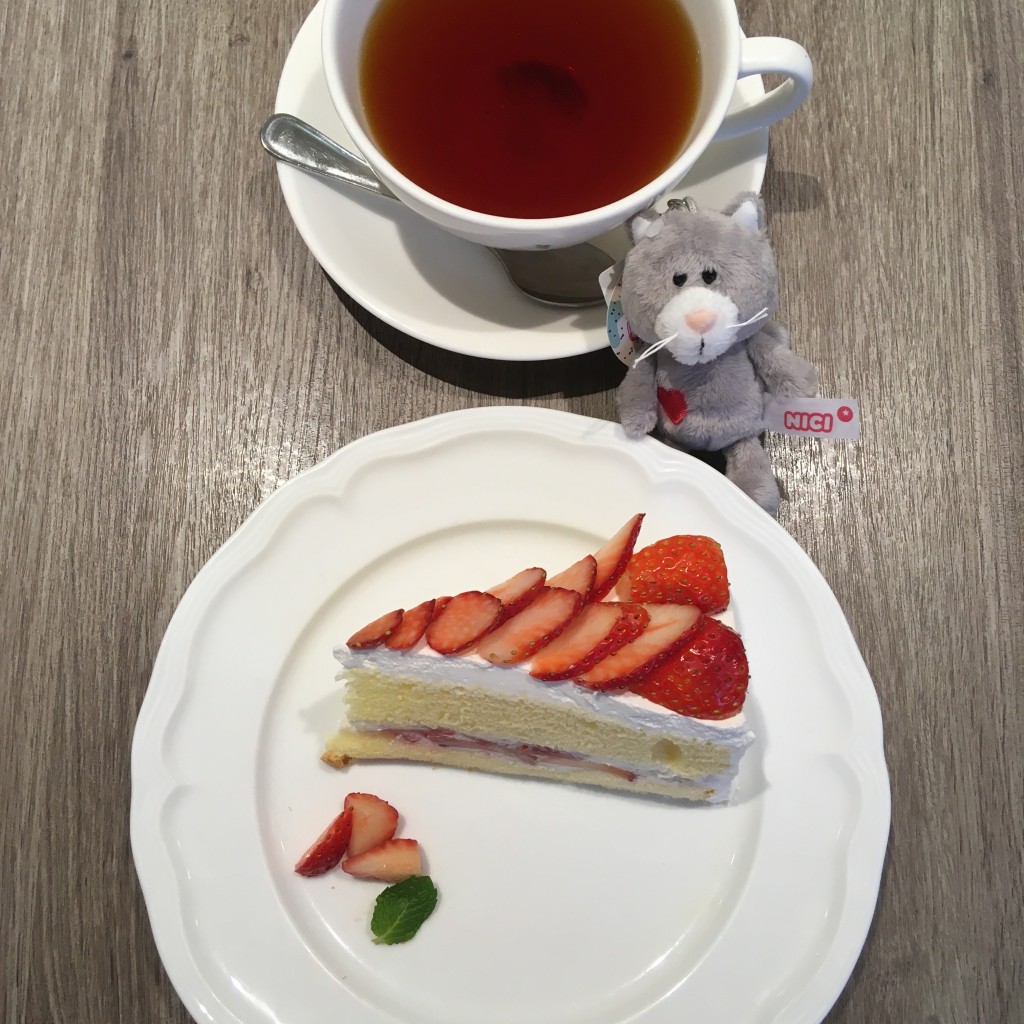 ユーザーが投稿したSET苺たっぷりショートの写真 - 実際訪問したユーザーが直接撮影して投稿した西新宿カフェル サロン ド ニナス 小田急百貨店新宿の写真