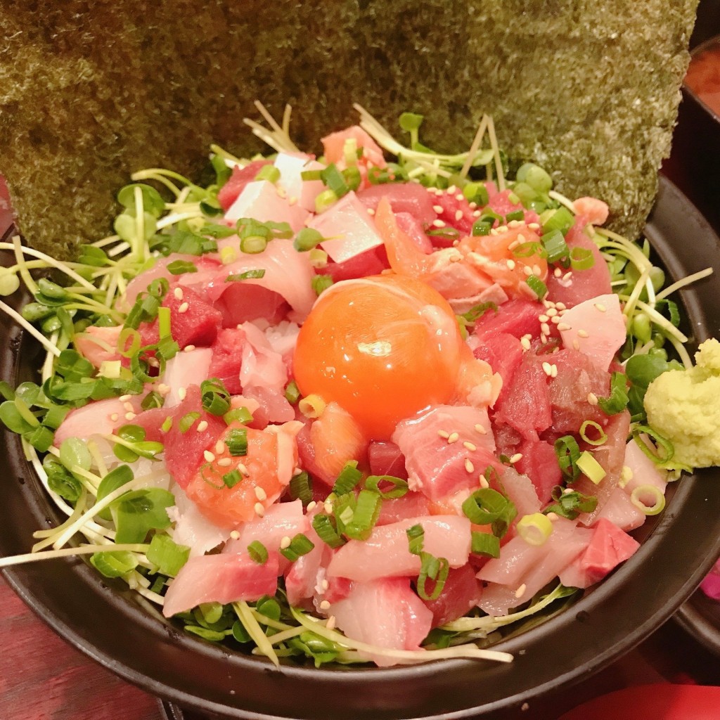 ユーザーが投稿した海鮮ユッケ丼の写真 - 実際訪問したユーザーが直接撮影して投稿した大堀町居酒屋まるさ水産 豊川店の写真