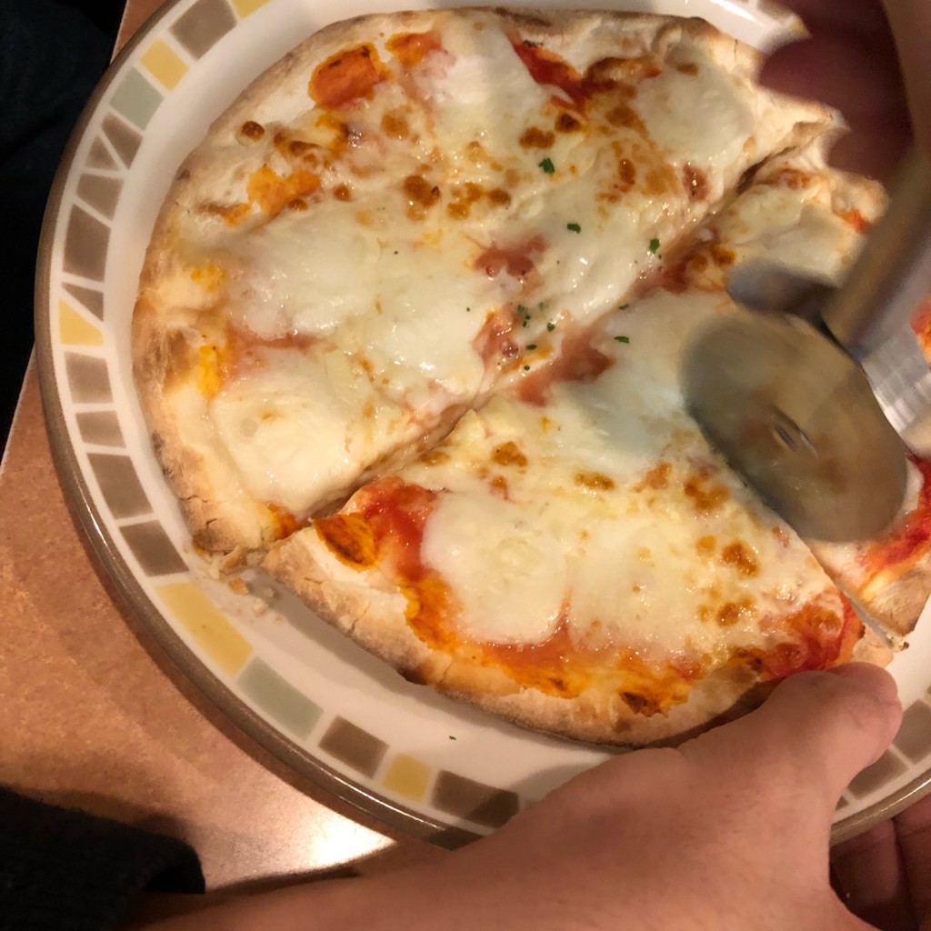ユーザーが投稿したバッファローモッツァレラのピザの写真 - 実際訪問したユーザーが直接撮影して投稿した本郷イタリアンサイゼリヤ 瀬谷北口店の写真