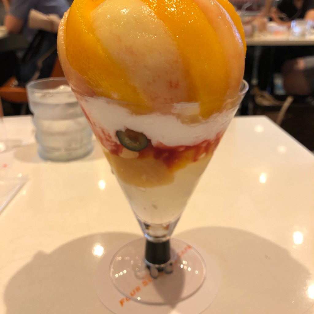 ユーザーが投稿した2種の桃のパフェの写真 - 実際訪問したユーザーが直接撮影して投稿した西葛西カフェFOUR SEASONS CAFEの写真