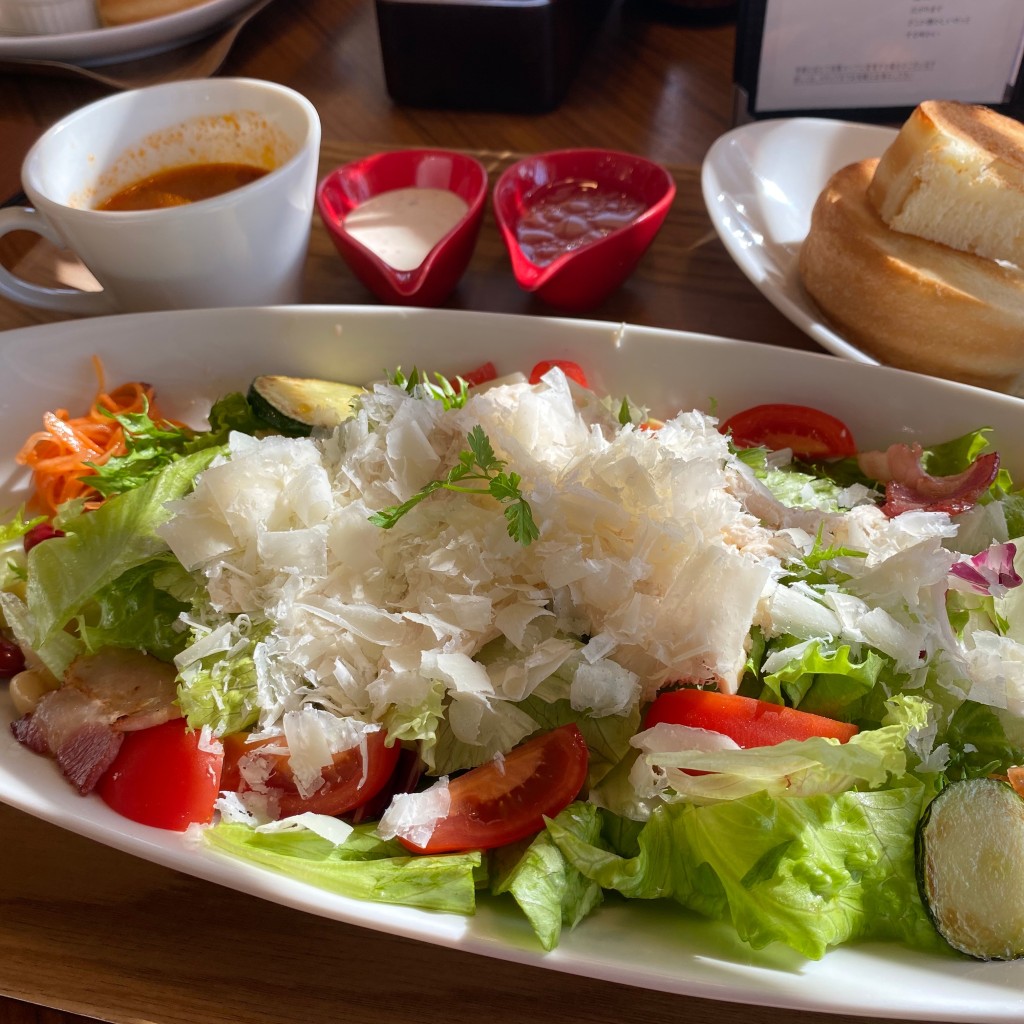 ユーザーが投稿した彩りサラダ スープ付きの写真 - 実際訪問したユーザーが直接撮影して投稿した東平尾カフェ並木街珈琲の写真