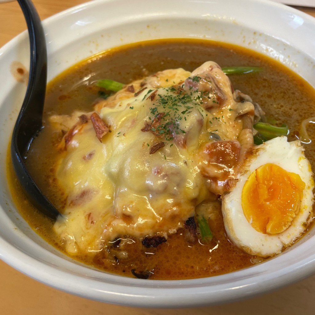 ユーザーが投稿したトマトカレーチーズラーメンの写真 - 実際訪問したユーザーが直接撮影して投稿した仙川町カレー魔女のカレーの写真