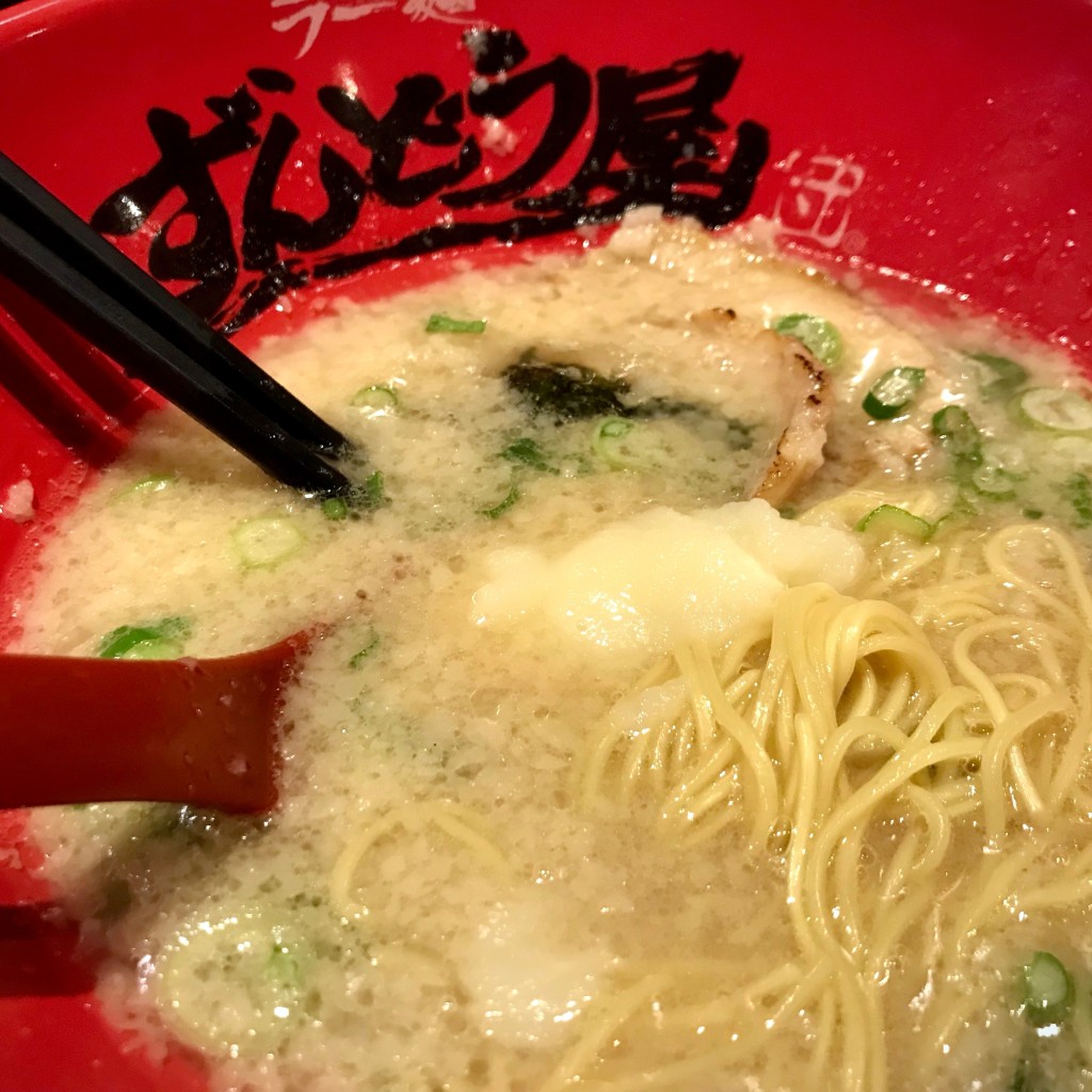 ユーザーが投稿した元味らーめん 背脂まみれ 麺かための写真 - 実際訪問したユーザーが直接撮影して投稿した堂山町ラーメン専門店ずんどう屋 梅田東通り店の写真