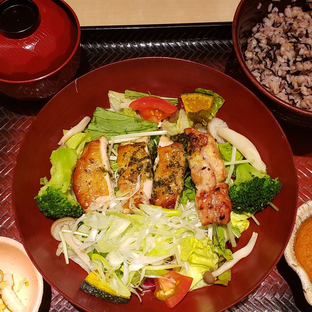 ユーザーが投稿したバジルチキンサラダ定食の写真 - 実際訪問したユーザーが直接撮影して投稿した西魚屋町定食屋大戸屋 京都錦小路店の写真