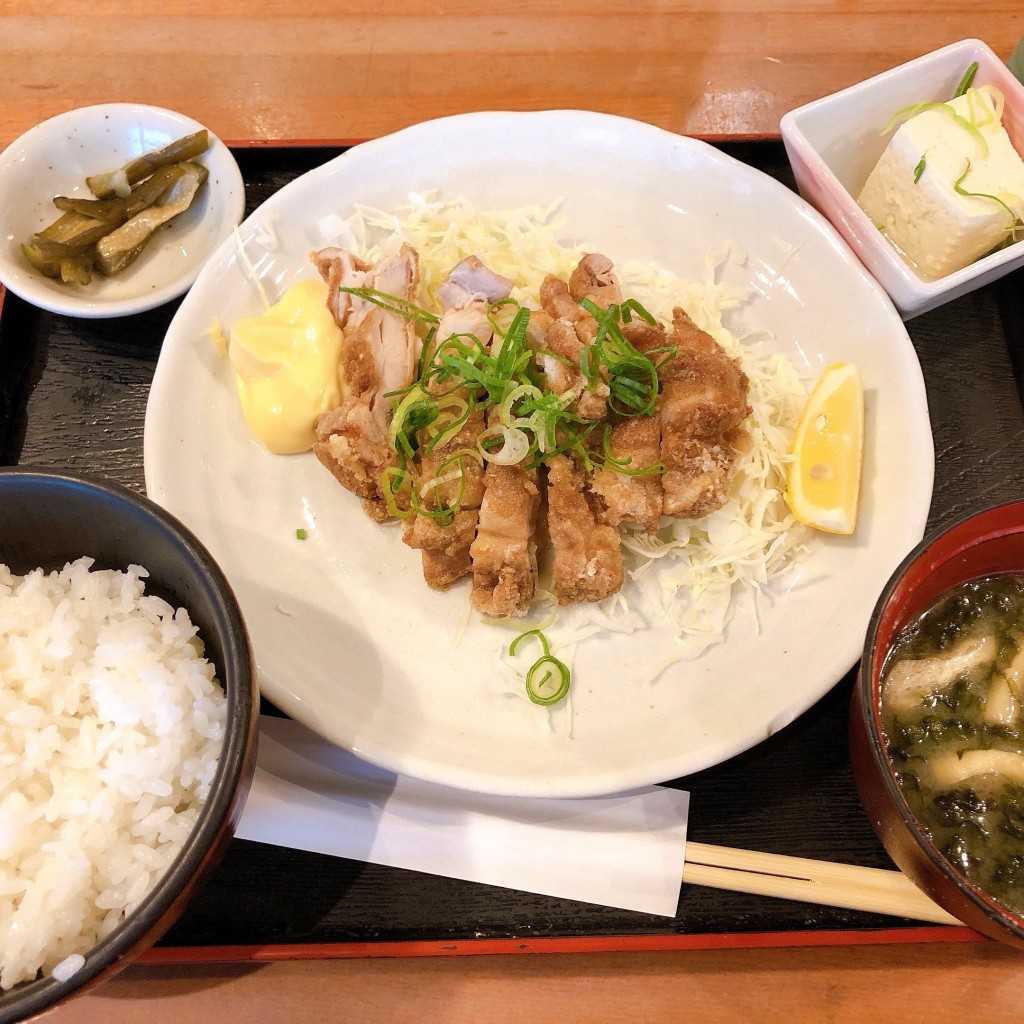 ユーザーが投稿した鶏もも大判旨辛揚定食の写真 - 実際訪問したユーザーが直接撮影して投稿した西新宿居酒屋鍛冶屋 文蔵 東京オペラシティ店の写真