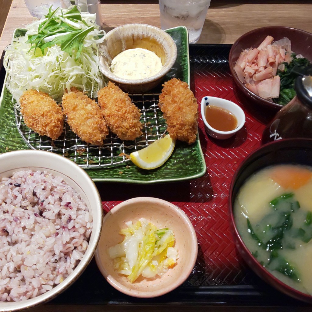 ユーザーが投稿した広島産カキフライ定食の写真 - 実際訪問したユーザーが直接撮影して投稿した厚別中央二条定食屋大戸屋 新さっぽろサンピアザ店の写真