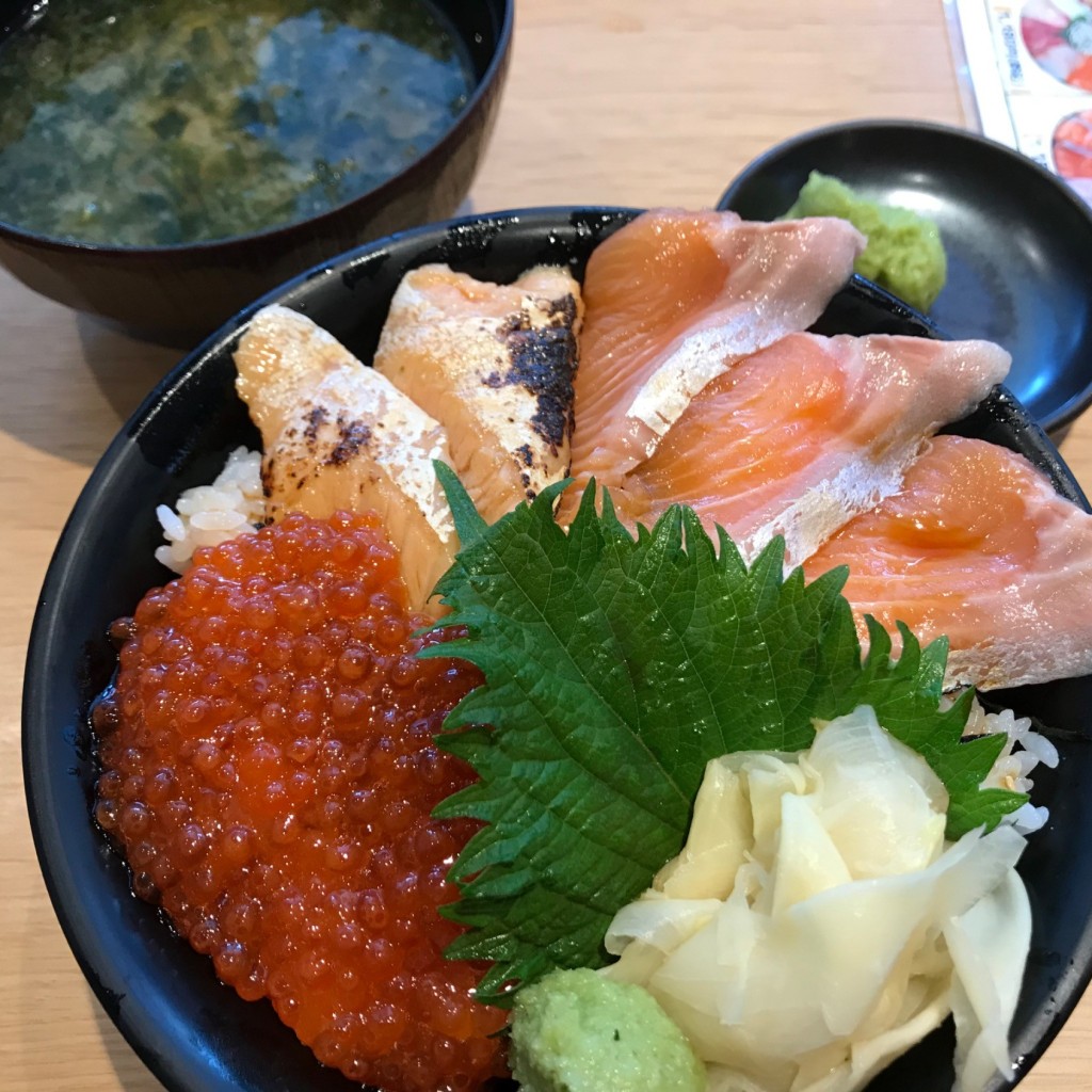 ユーザーが投稿したサーモン親子丼(みそ汁付)の写真 - 実際訪問したユーザーが直接撮影して投稿した富浦町深名丼もの海鮮食堂とみうら亭の写真