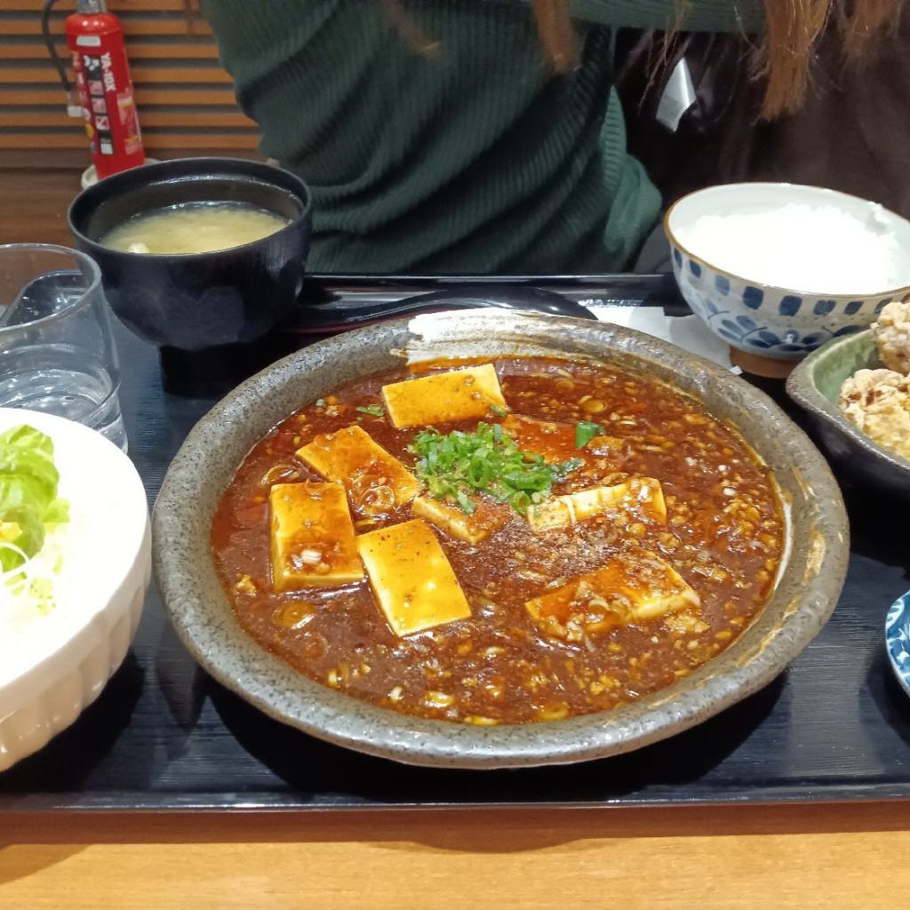 ユーザーが投稿した麻婆豆腐ミニ唐揚げ定食の写真 - 実際訪問したユーザーが直接撮影して投稿した青山定食屋炭火焼食堂こころの写真