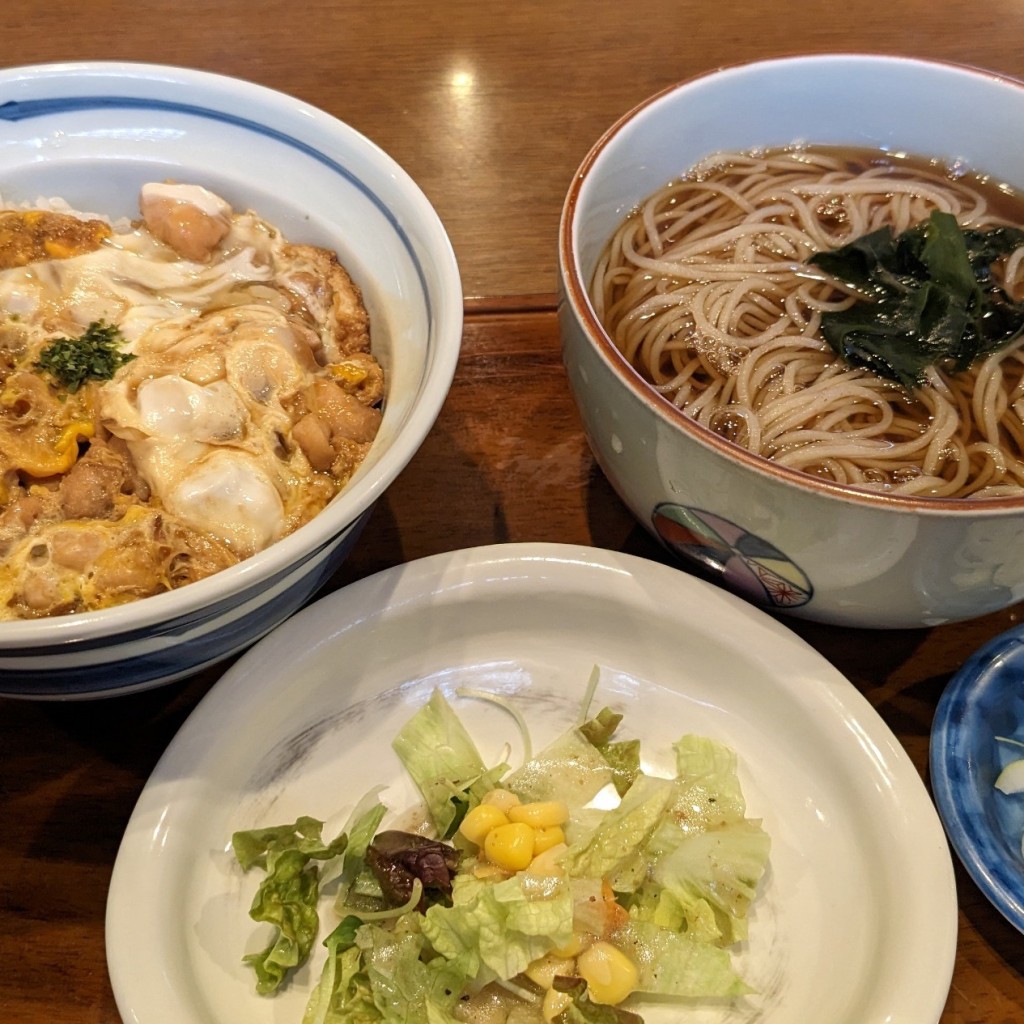 ユーザーが投稿したランチメニュー、親子丼とお蕎麦のセットの写真 - 実際訪問したユーザーが直接撮影して投稿した座間そばやぶ久の写真