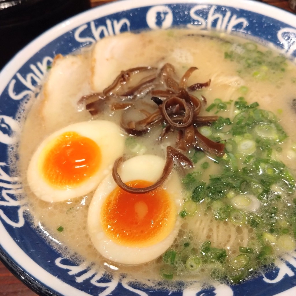 ユーザーが投稿した煮卵ラーメンの写真 - 実際訪問したユーザーが直接撮影して投稿した博多駅中央街ラーメン専門店博多純情らーめん ShinShin 博多デイトス店の写真