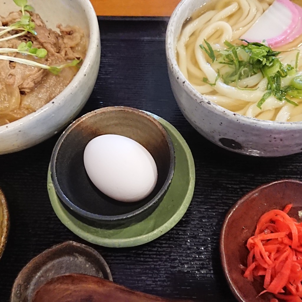 ユーザーが投稿した牛丼とうどんのセットの写真 - 実際訪問したユーザーが直接撮影して投稿した信楽町長野うどん亀楽屋の写真