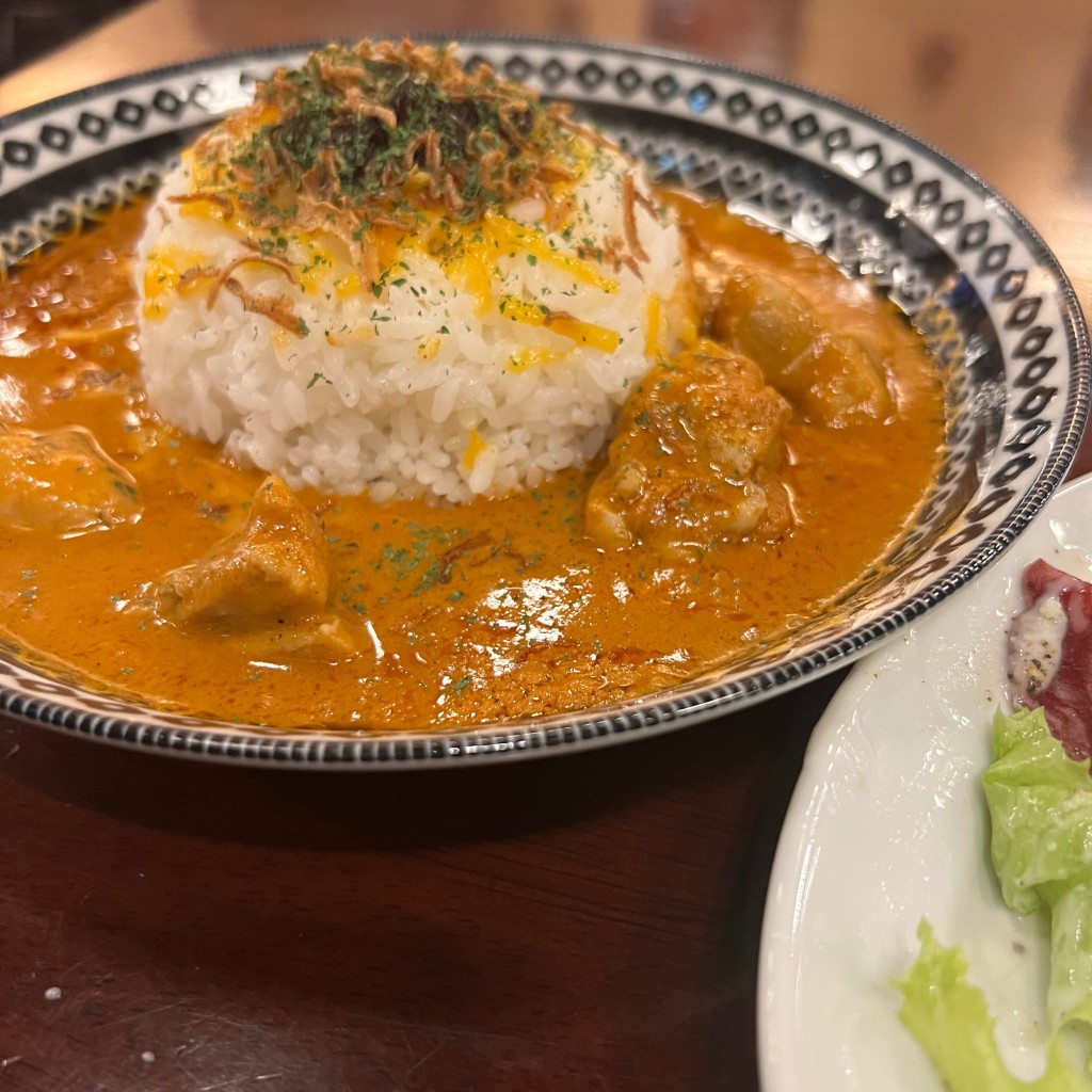 ユーザーが投稿したバターチキンカレー (サラダ)の写真 - 実際訪問したユーザーが直接撮影して投稿した大深町パブHUB LINKS UMEDA店の写真