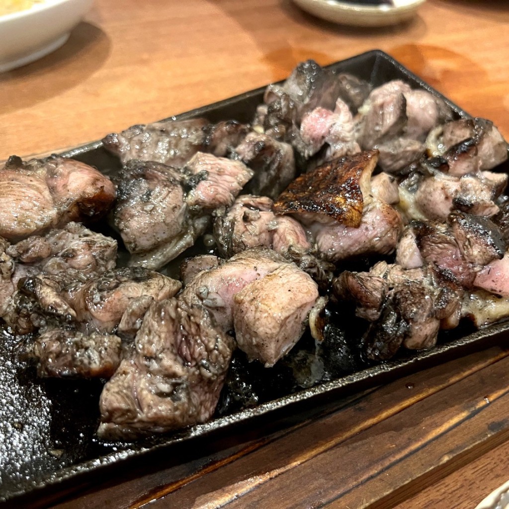 ユーザーが投稿した鶏もも炭火焼き塩焼きの写真 - 実際訪問したユーザーが直接撮影して投稿した下通居酒屋焼きとり 酒湊の写真