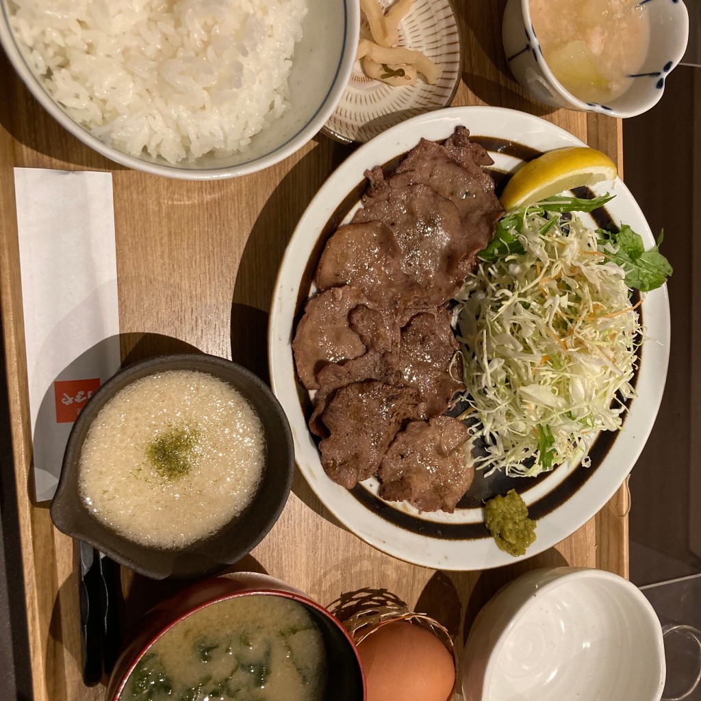 ユーザーが投稿した牛たんの炭火焼き定食、牛たんの炭火焼き選べる、とろろの写真 - 実際訪問したユーザーが直接撮影して投稿した原上居酒屋うまや福岡新宮店の写真