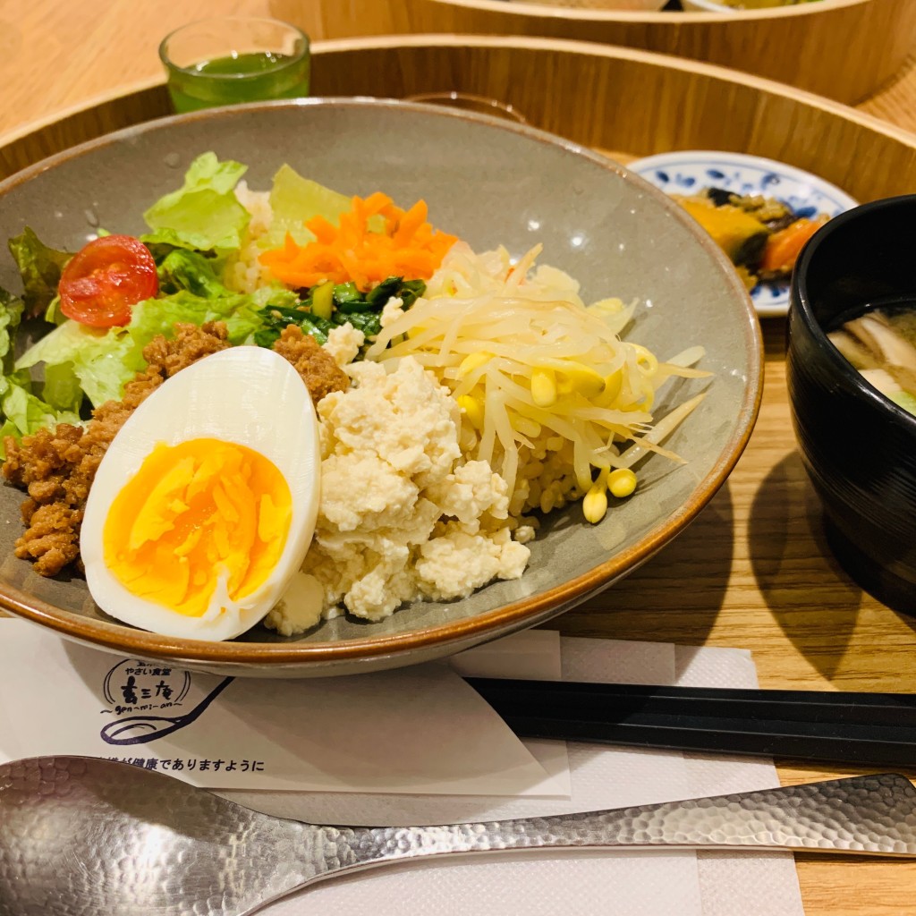 ユーザーが投稿したたっぷり野菜と甘辛そぼろ丼 アジアンソース添えの写真 - 実際訪問したユーザーが直接撮影して投稿した梅田定食屋玄三庵 阪神梅田店の写真