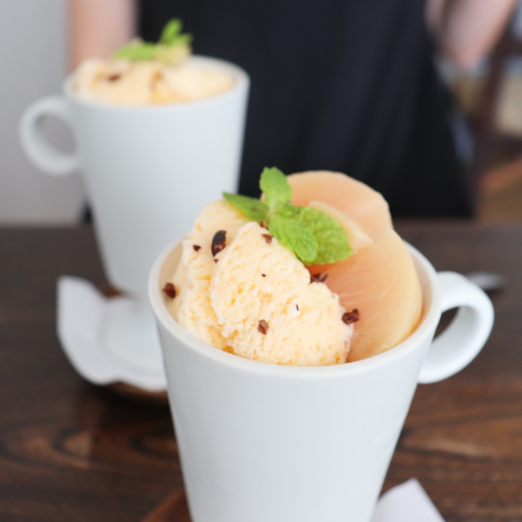 ユーザーが投稿した岡山県産白桃のパフェの写真 - 実際訪問したユーザーが直接撮影して投稿した表町コーヒー専門店小西珈琲の写真
