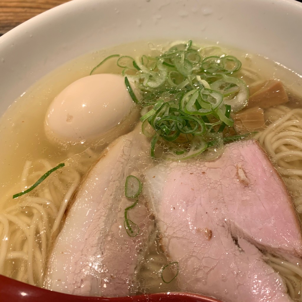 ユーザーが投稿した軍鶏味玉塩ラーメンの写真 - 実際訪問したユーザーが直接撮影して投稿した西新宿ラーメン専門店麺屋 翔 西新宿本店の写真