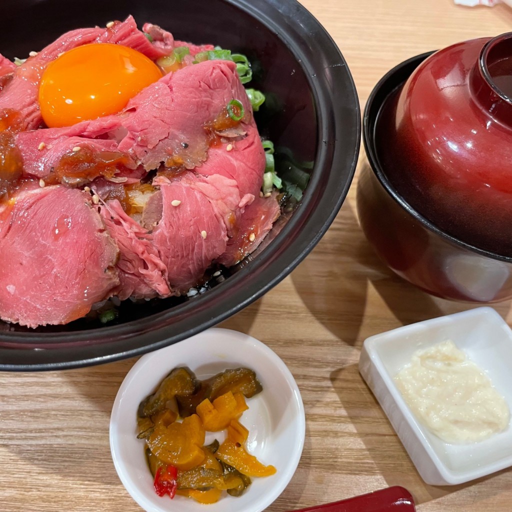 ユーザーが投稿したLunchセット ローストビーフ丼の写真 - 実際訪問したユーザーが直接撮影して投稿した南池袋洋食ローストビーフとハンバーグ YOSHIMI 池袋パルコ店の写真