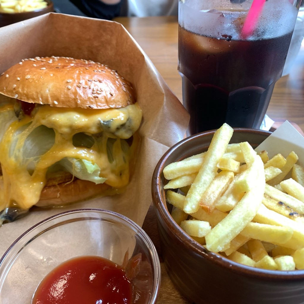 ユーザーが投稿した濃厚チーズバーガーの写真 - 実際訪問したユーザーが直接撮影して投稿した昭和町ハンバーガーHERO’S Kitchenの写真