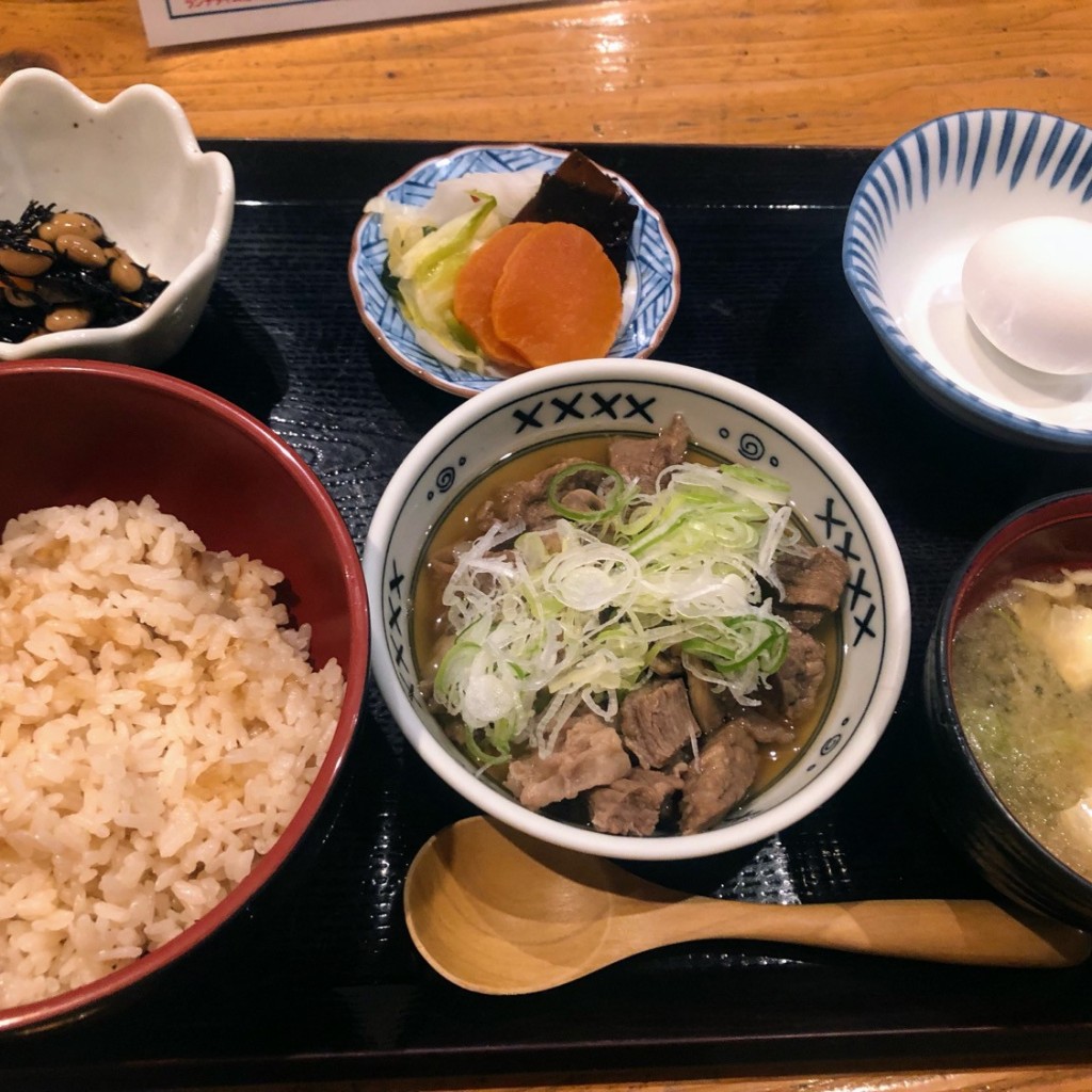 ユーザーが投稿した牛すじ丼(温玉のせ)の写真 - 実際訪問したユーザーが直接撮影して投稿した片町おでん赤玉 本店の写真