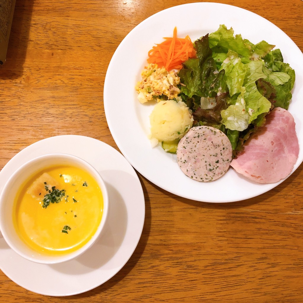 ユーザーが投稿したスープ、サラダセットの写真 - 実際訪問したユーザーが直接撮影して投稿した相可洋食やまちゃんちの写真