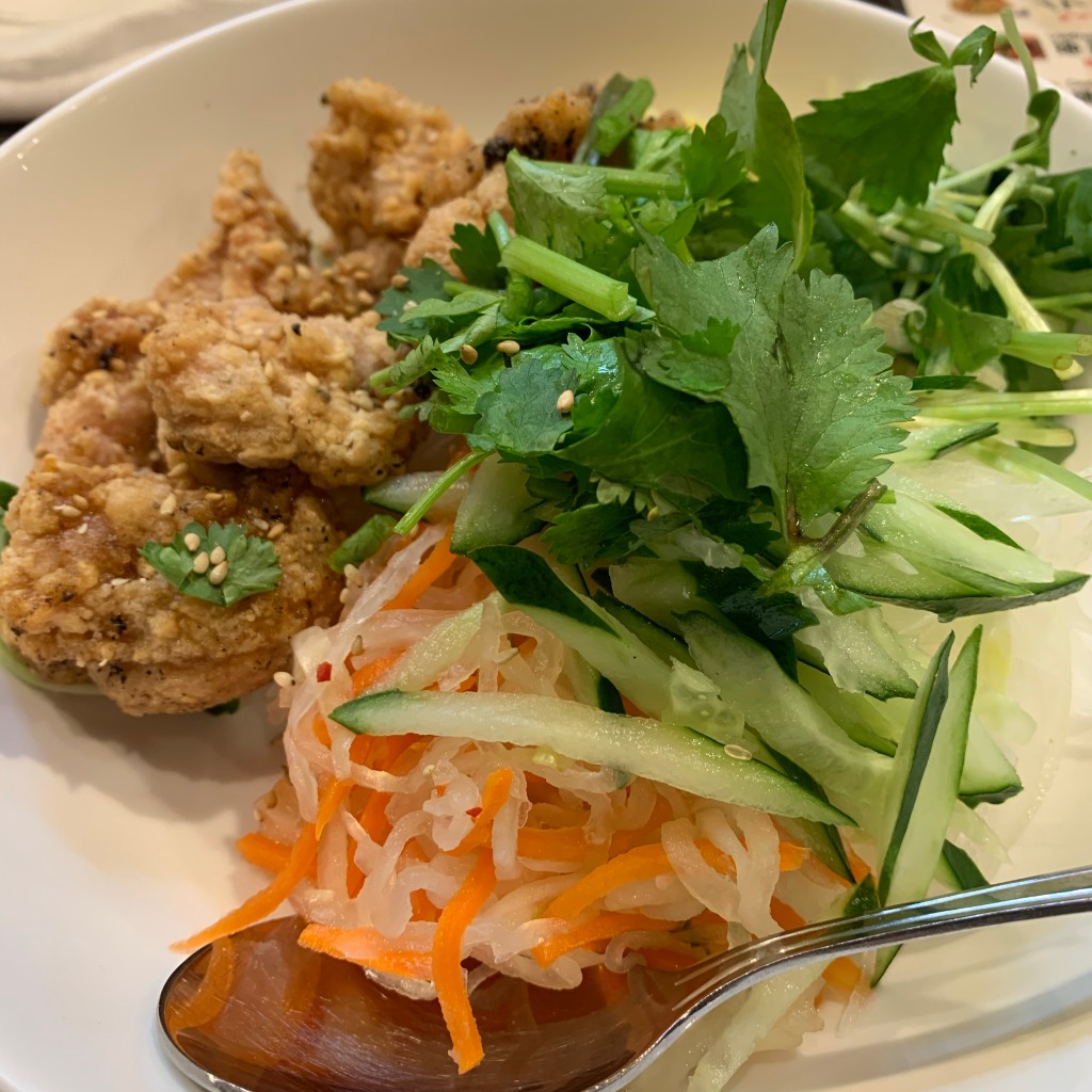 ユーザーが投稿したL地鶏の香揚げご飯の写真 - 実際訪問したユーザーが直接撮影して投稿した小石川ベトナム料理ベトナムビストロ Vang Field 小石川後楽園店の写真