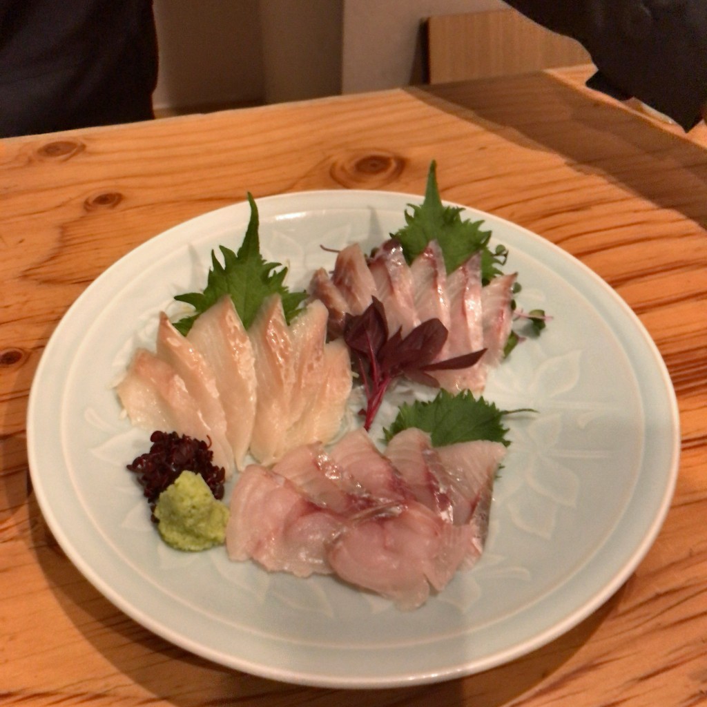 ユーザーが投稿した鮮魚3種盛りの写真 - 実際訪問したユーザーが直接撮影して投稿した中山手通居酒屋冠地鶏とかぼす平目とよの本舗三宮東門店の写真