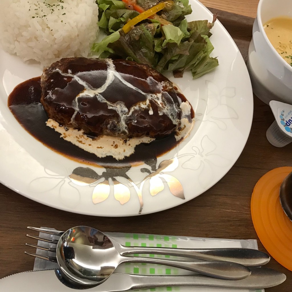 ユーザーが投稿した平日ランチ ハンバーグの写真 - 実際訪問したユーザーが直接撮影して投稿した杉戸カフェモアカフェ 東京インテリア家具 杉戸店の写真