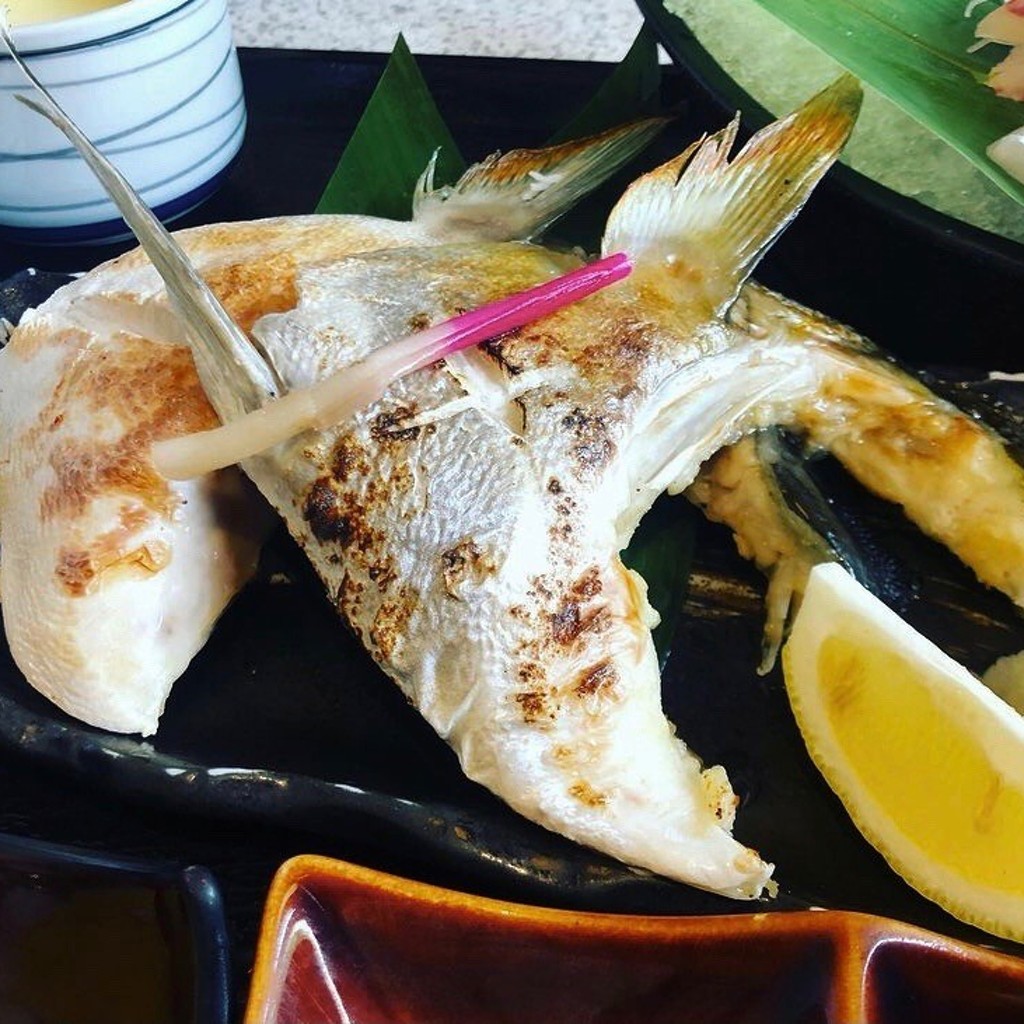 ユーザーが投稿したカンパチブリのカマ昆布塩焼定食の写真 - 実際訪問したユーザーが直接撮影して投稿した加治屋町寿司薩摩味市場極の写真