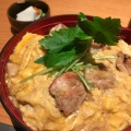 炙りもも親子丼 - 実際訪問したユーザーが直接撮影して投稿した大手町鶏料理焼き鳥・炙り炭焼き をどり 大手町店の写真のメニュー情報