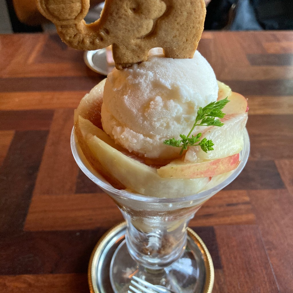 ユーザーが投稿した無花果と林檎のパフェの写真 - 実際訪問したユーザーが直接撮影して投稿した菊井カフェ喫茶ゾウメシの写真