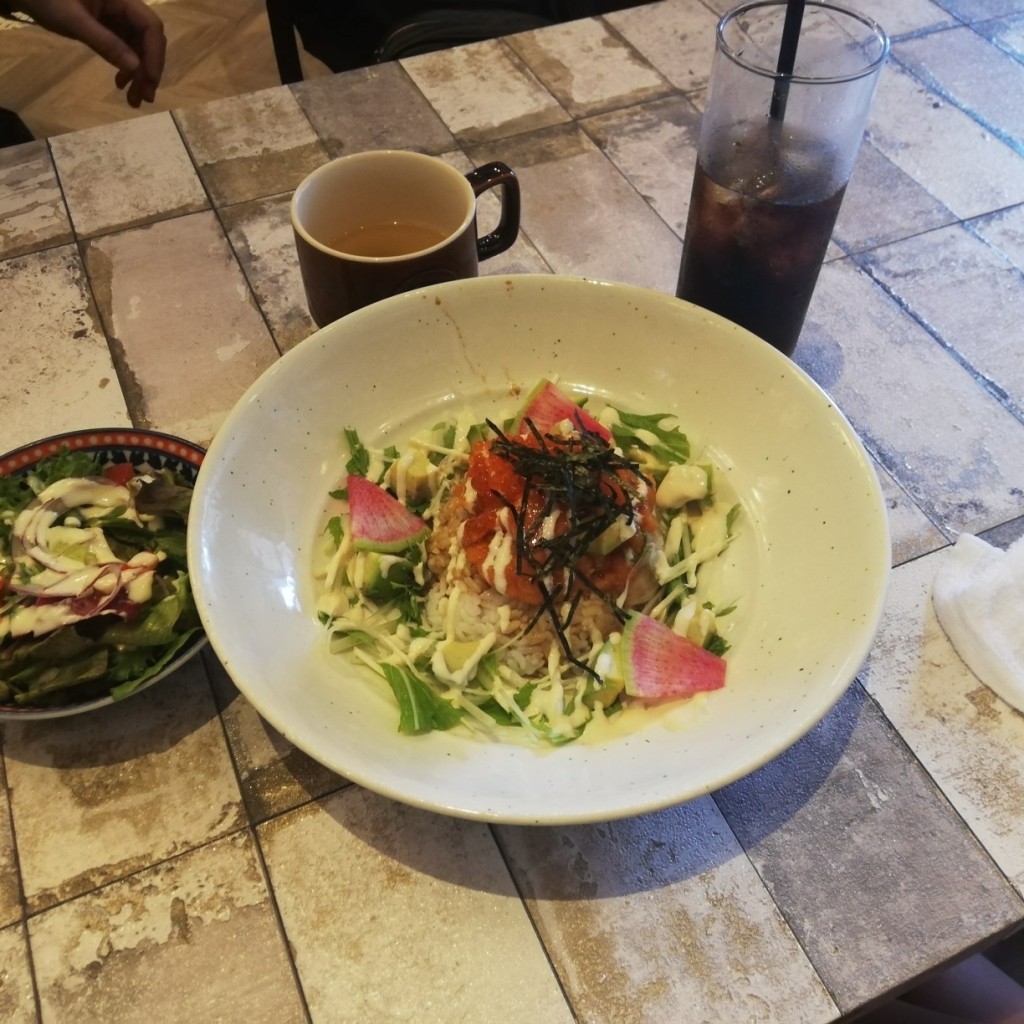 ユーザーが投稿したサーモンタルタルとアボカド丼の写真 - 実際訪問したユーザーが直接撮影して投稿した浅草橋カフェ友安製作所Cafe 浅草橋の写真