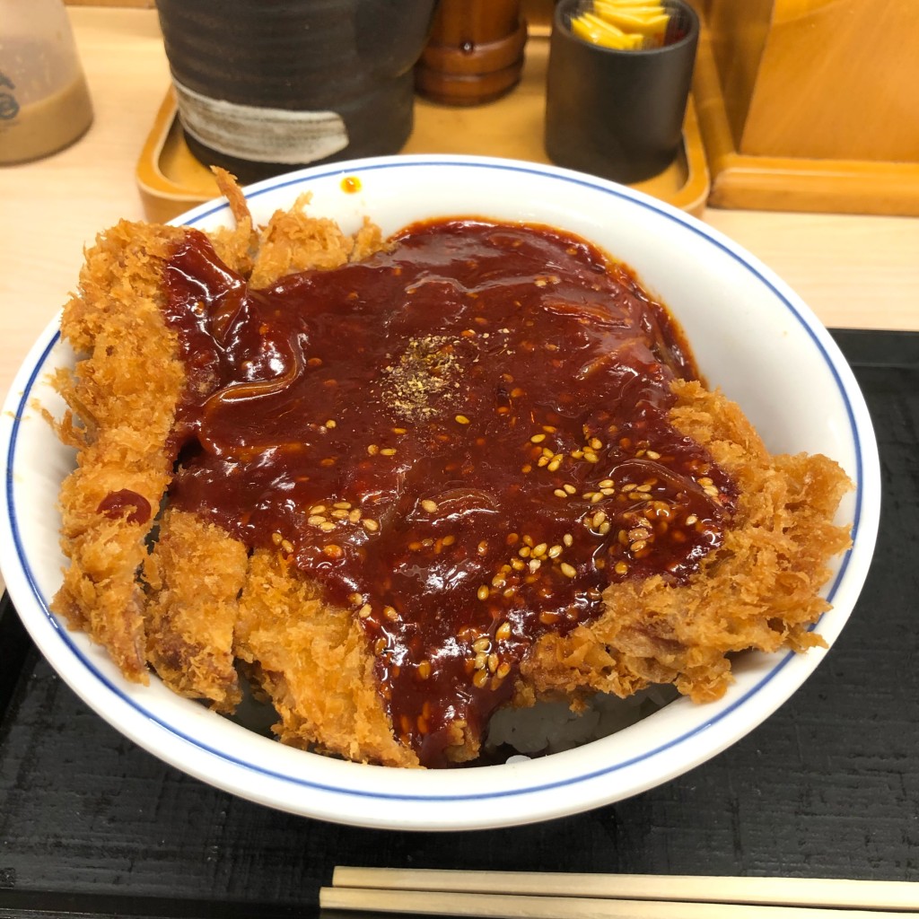 ユーザーが投稿した赤辛かつ丼(竹)の写真 - 実際訪問したユーザーが直接撮影して投稿した杉井流とんかつかつや 高知インター店の写真