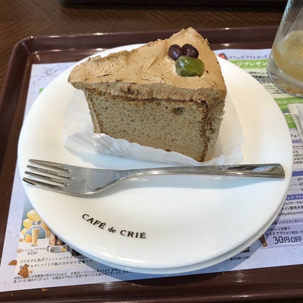 ユーザーが投稿したほうじ茶のシフォンケーキの写真 - 実際訪問したユーザーが直接撮影して投稿した九段北カフェカフェ・ド・クリエ 市ヶ谷東店の写真