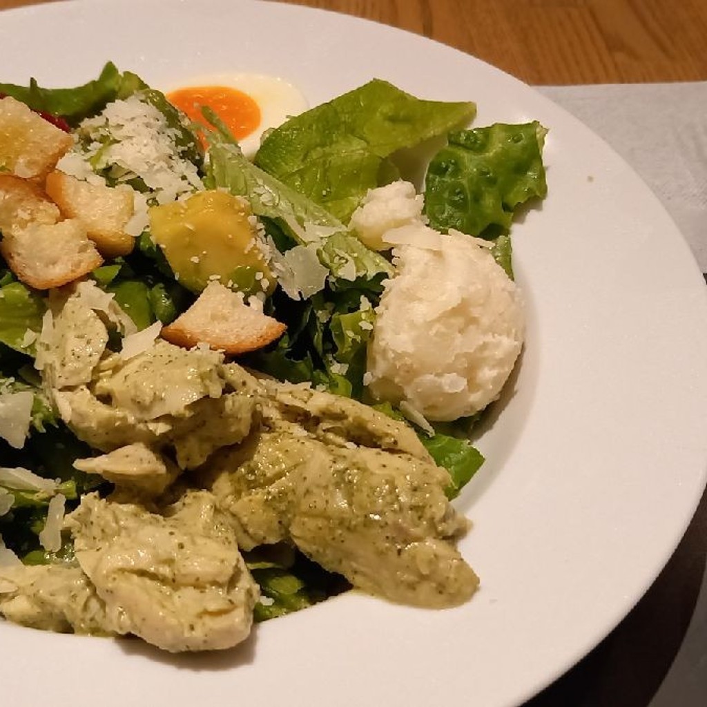 ユーザーが投稿したバジルチキンとアボカドのサラダの写真 - 実際訪問したユーザーが直接撮影して投稿した高島カフェPRONTO 横浜店の写真