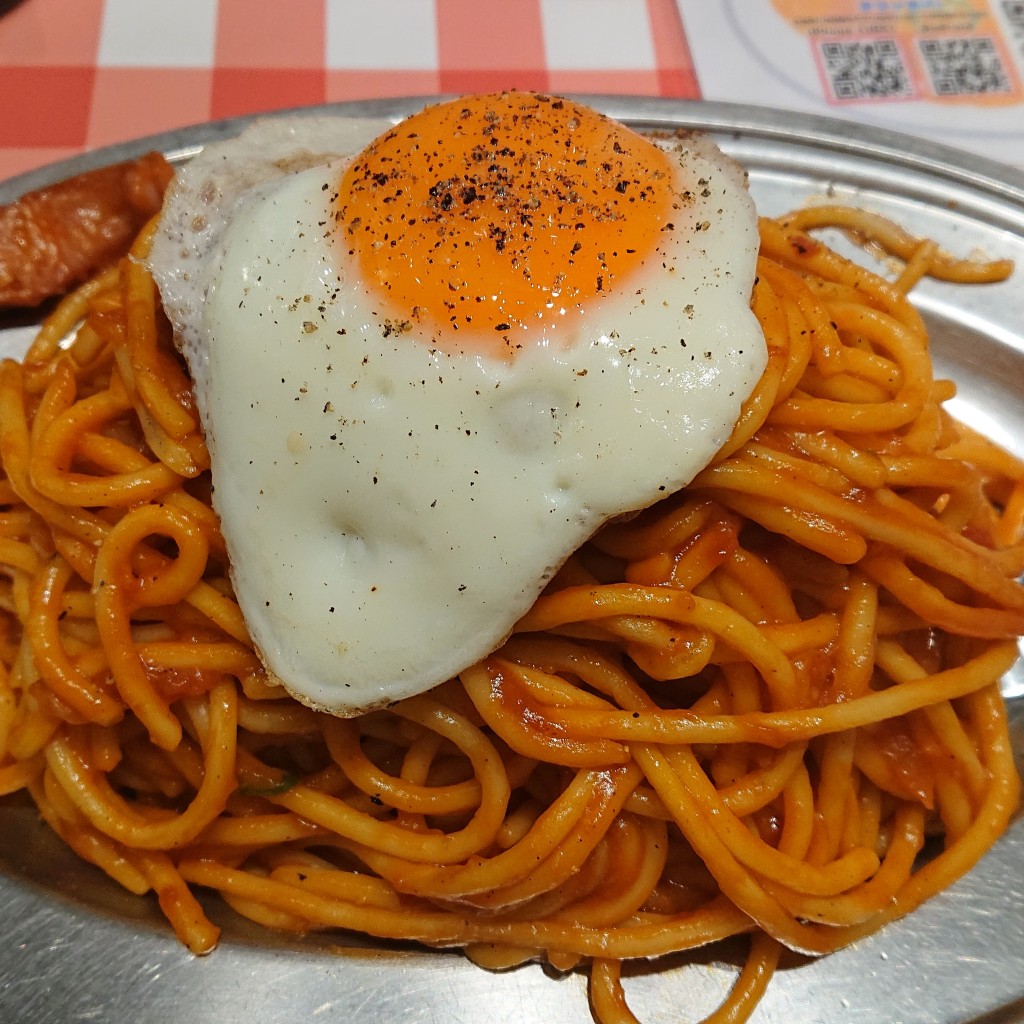 ユーザーが投稿したナポリタン メガ 目玉焼きのせの写真 - 実際訪問したユーザーが直接撮影して投稿した新橋パスタスパゲッティーのパンチョ 新橋店の写真