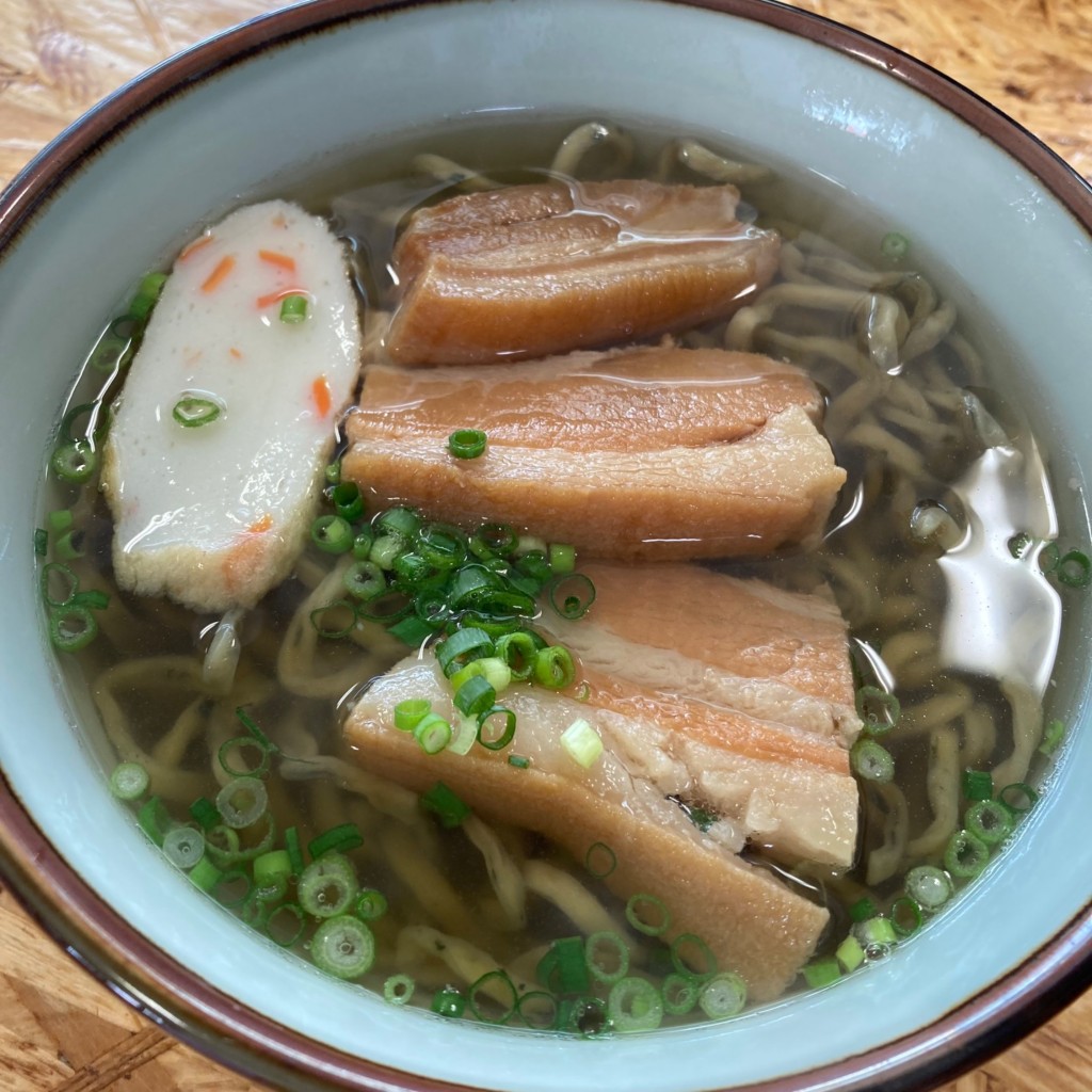 ユーザーが投稿した三枚肉そば(よもぎ麺)の写真 - 実際訪問したユーザーが直接撮影して投稿した松川うどんゆうなみ 坂下店の写真